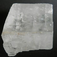 De grootte van deze calciet is 4 bij 3 cm.