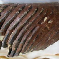 De grootte van deze mammoet tand fragment is 18 bij 11 bij 7 cm.