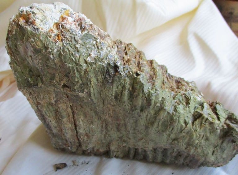 De grootte van deze mammoet tand fragment is 22 bij 18 bij 7 cm.