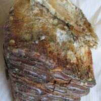 De grootte van deze mammoet tand fragment is 18 bij 9 bij 8 cm.