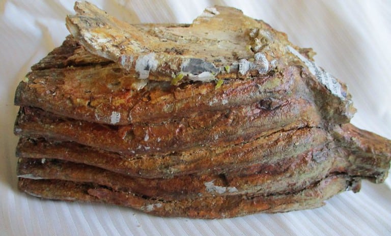 De grootte van deze mammoet tand fragment is 18 bij 9 bij 8 cm.