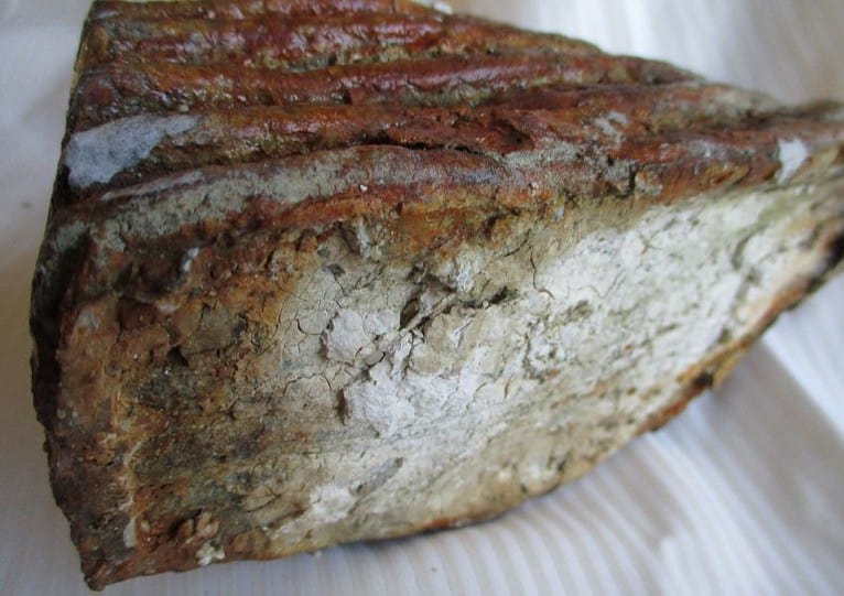 De grootte van deze mammoet tand fragment is 18 bij 9 bij 8 cm.