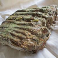 De grootte van deze mammoet tand fragment is 19 bij 15 bij 9 cm.