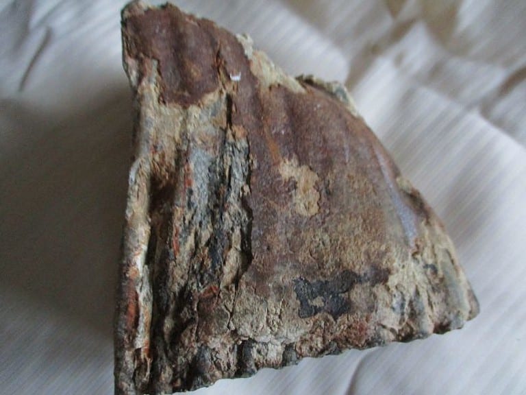De grootte van deze mammoet tand fragment is 12 bij 10 bij 7 cm.