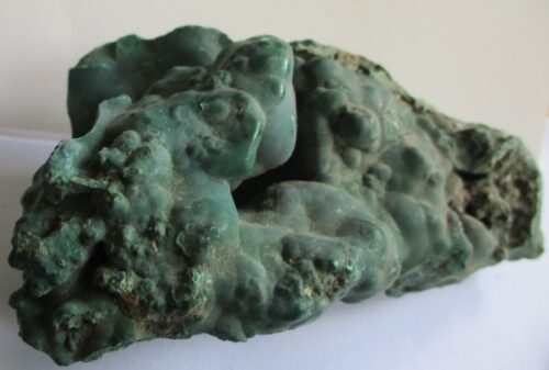 De grootte van deze onbekend mineraal is 16 bij 10 bij 8 cm.
