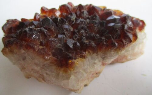 De grootte van deze citrien is 7.0 bij 4.0 bij 3.0 cm.