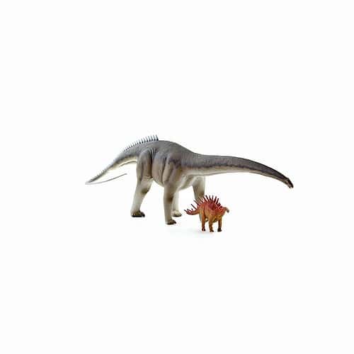 De grootte van deze natural history museum diplodocus en kentrosaurus is 41 bij 11.50 cm.