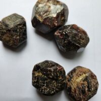 Deze granaten hebben een hele mooie diepe donkere rode kleur. Voor 4 euro ontvangt u één steen uit onze voorraad van ongeveer 3.0 cm en een gewicht van ongeveer 7 gram.