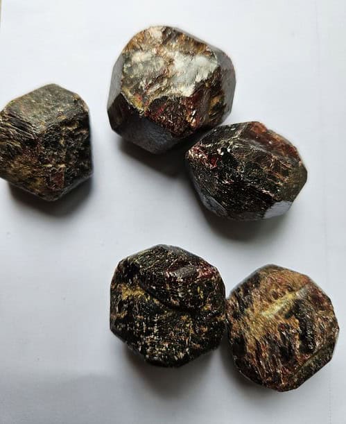 Deze granaten hebben een hele mooie diepe donkere rode kleur. Voor 4 euro ontvangt u één steen uit onze voorraad van ongeveer 3.0 cm en een gewicht van ongeveer 7 gram.