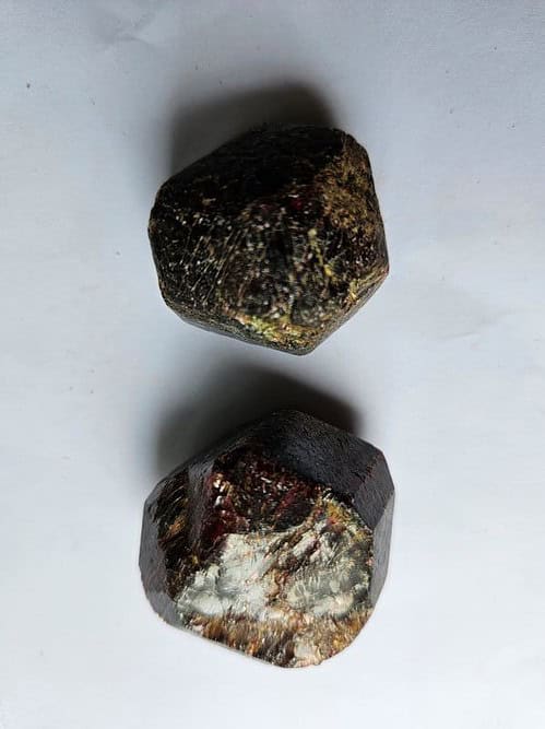 Deze granaten hebben een hele mooie diepe donkere rode kleur. Voor 4 euro ontvangt u één steen uit onze voorraad van ongeveer 3.0 cm en een gewicht van ongeveer 7 gram.