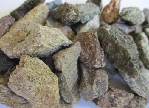 De grootte van deze dinosauriërs bot is 3.5 cm. Het stukje fragment is gevonden in Amerika en is meer dan 65 miljoen jaar oud. U ontvangt één exemplaar vergelijkbaar met die op de foto.