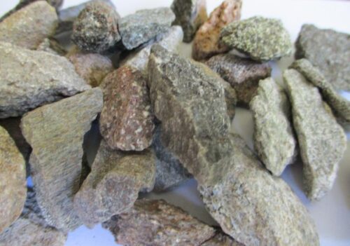 De grootte van deze dinosauriërs bot is 3.5 cm. Het stukje fragment is gevonden in Amerika en is meer dan 65 miljoen jaar oud. U ontvangt één exemplaar vergelijkbaar met die op de foto.