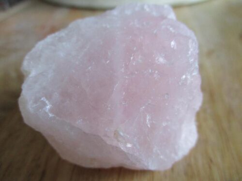 De grootte van deze rozenkwarts is 5 bij 4.5 bij 3.5 cm.