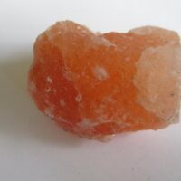 De grootte van deze zout kristal is 6.0 bij 5.0 bij 3.0 cm.