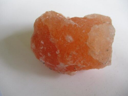 De grootte van deze zout kristal is 6.0 bij 5.0 bij 3.0 cm.