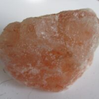 De grootte van deze zout kristal is 6.0 bij 5.0 bij 4.0 cm.
