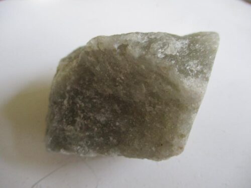De grootte van deze zout kristal is 6.0 bij 5.0 bij 3.0 cm.