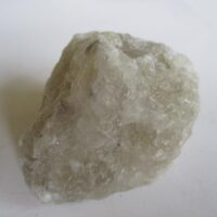 De grootte van deze zout kristal is 5.0 bij 5.0 bij 4.0 cm.