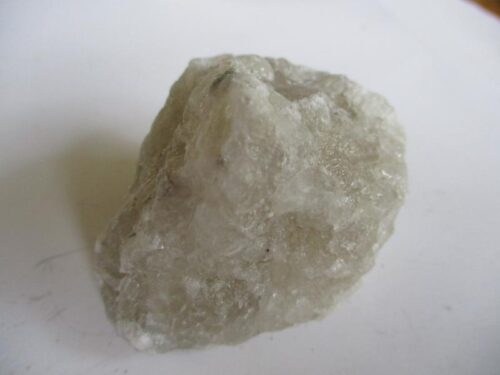 De grootte van deze zout kristal is 5.0 bij 5.0 bij 4.0 cm.
