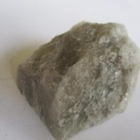 De grootte van deze zout kristal is 3.5 bij 3 bij 3 cm.