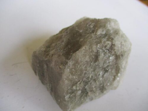 De grootte van deze zout kristal is 3.5 bij 3 bij 3 cm.