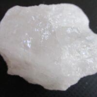 De grootte van deze zout kristal is 5 bij 4 bij 3.5 cm.