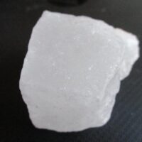 De grootte van deze zout kristal is 4 bij 4 bij 3 cm.