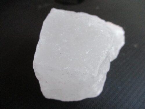 De grootte van deze zout kristal is 4 bij 4 bij 3 cm.
