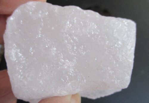 De grootte van deze zout kristal is 5 bij 4 bij 3.5 cm.
