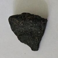 De grootte van deze tektiet fragment is 3 cm.