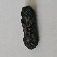 De grootte van deze tektiet fragment is 3 cm.