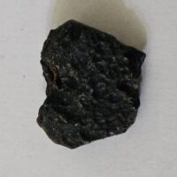 De grootte van deze tektiet fragment is 2 cm.