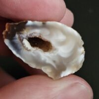 De grootte van deze geode is 3 cm.