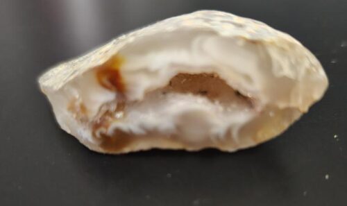De grootte van deze geode is 2.5 cm.