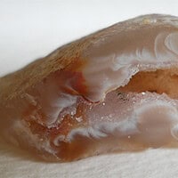 De grootte van deze geode is 2.5 cm.