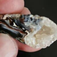 De grootte van deze geode is 3 cm.
