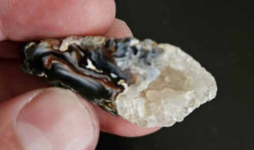De grootte van deze geode is 3 cm.