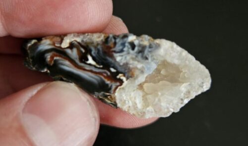 De grootte van deze geode is 3 cm.