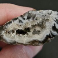 De grootte van deze geode is 5 bij 2 cm.