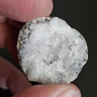 De grootte van deze geode is 5 bij 2 cm.
