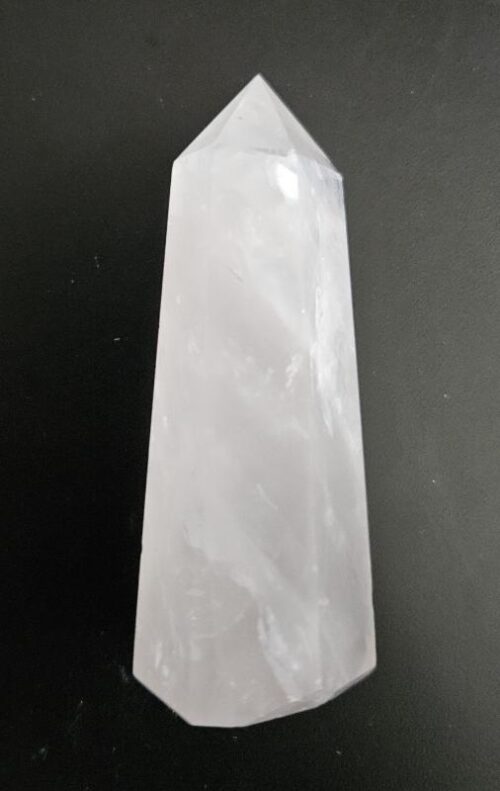 De grootte van deze kwarts punt is 7 cm.