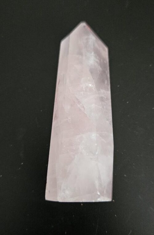 De grootte van deze kwarts punt is 8 cm.