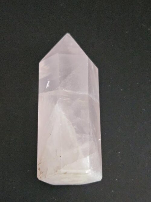 De grootte van deze kwarts punt is 7 cm.