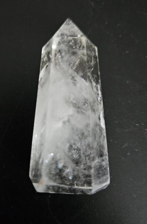 De grootte van deze kwarts punt is 5 cm.