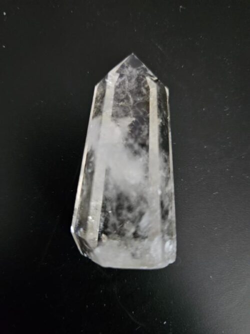 De grootte van deze kwarts punt is 5.5 cm.