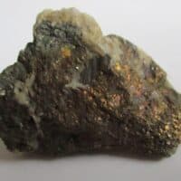 De grootte van deze onbekend mineraal is 3 bij 2 cm.