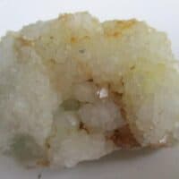 De grootte van deze onbekend mineraal is 6 bij 4 bij 4 cm.