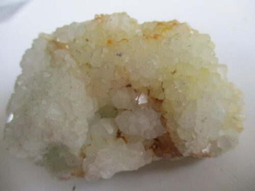De grootte van deze onbekend mineraal is 6 bij 4 bij 4 cm.