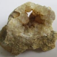 De grootte van deze onbekend mineraal is 6 bij 4 bij 4 cm.