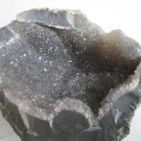 De grootte van deze geode is 14 bij 12 bij 6 cm.